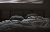 Jak urozmaicić życie łóżkowe? Unikanie rutyny i nudy w seksie