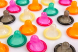 Prezerwatywa pękła lub zsunęła się podczas seksu, co robić? – podpowiadamy